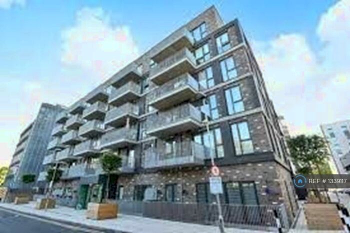 3 Bedroom Flat To Rent In Crossways, Slough, SL1