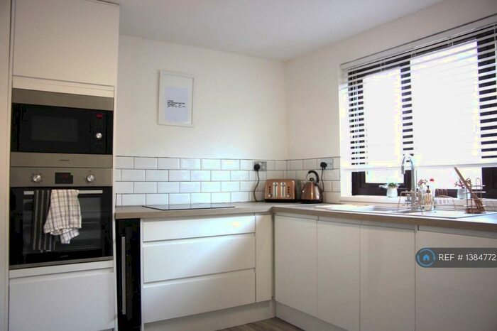 3 Bedroom Terraced House To Rent In Moorside Road, Bradford, BD2