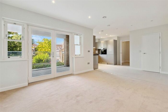 2 Bedroom Flat To Rent In Sutton Court Road, London, W4