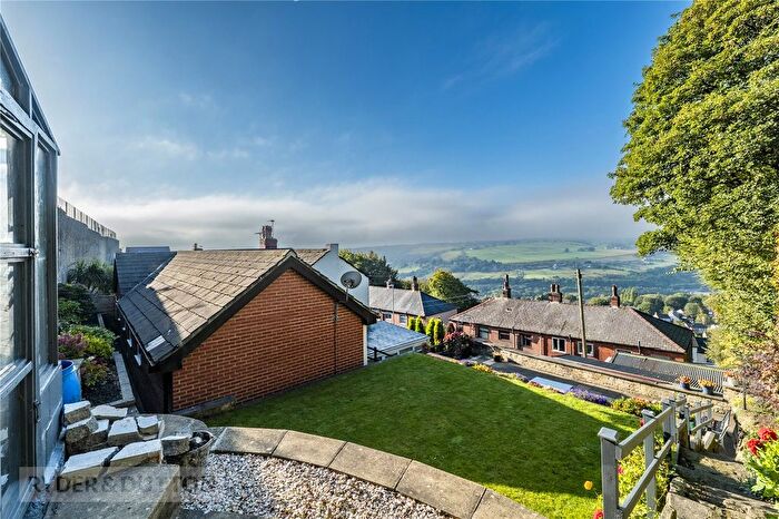 4 Bedroom Semi Detached House For Sale In Plane Tree Nest, Halifax, West Yorkshire, HX2