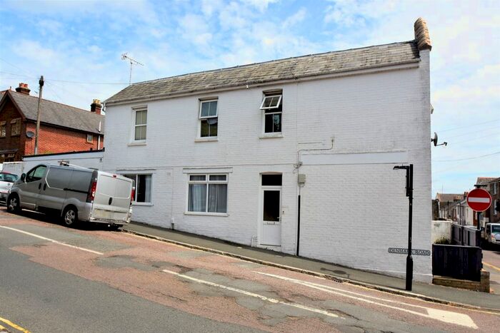 2 Bedroom Flat To Rent In St. Marys Road, Cowes, PO31