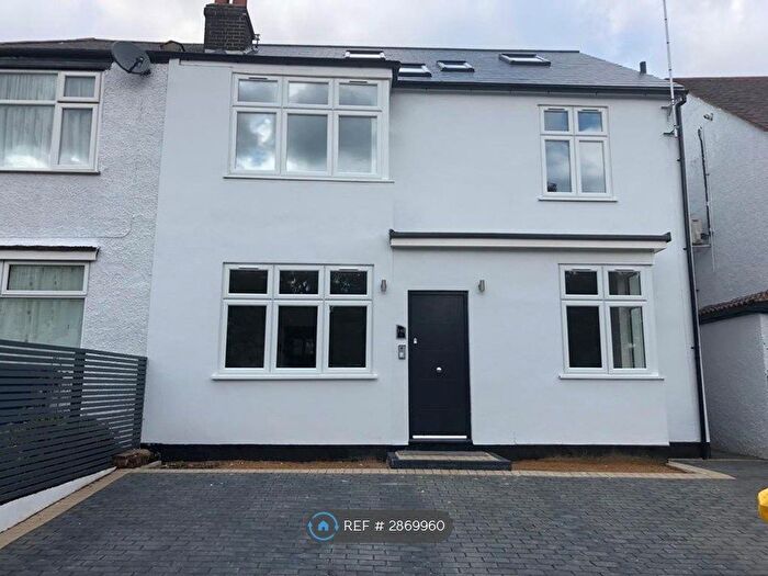 3 Bedroom Flat To Rent In Bell Lane, London, NW4