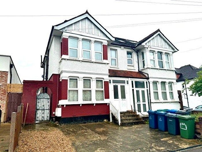 3 Bedroom Flat To Rent In Pinner View, Harrow, HA1