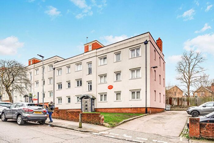 3 Bedroom Flat To Rent In Victoria Way London, SE7