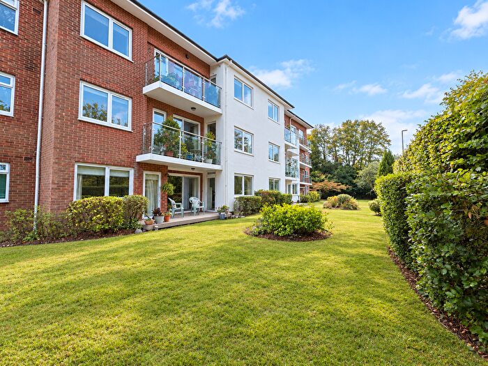 3 Bedroom Flat To Rent In Canford Cliffs Road, Poole, BH13