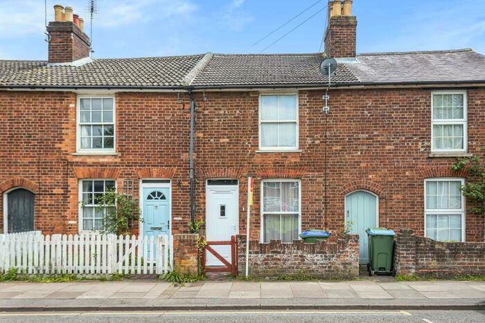 2 Bedroom Cottage To Rent In Buckingham Road, Aylesbury, HP19