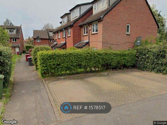 2 Bedroom Maisonette To Rent In Mead Avenue, Slough, SL3