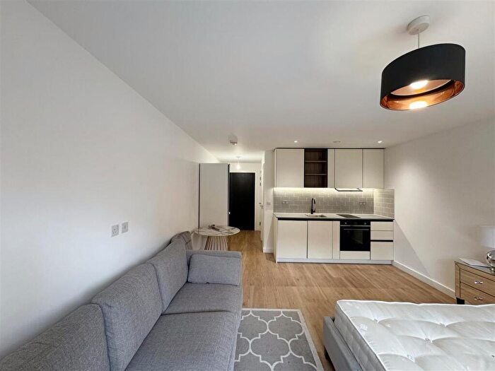 Apartment To Rent In Fairbank House, Beaufort Square, NW9