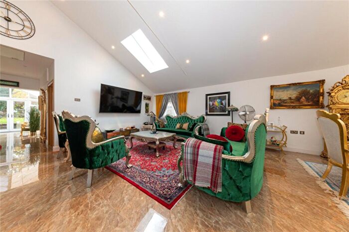 3 Bedroom Bungalow For Sale In Preston Gardens, Luton, LU2