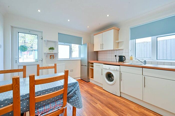 1 Bedroom Maisonette For Sale In Eastbury Grove, Chiswick, London, W4