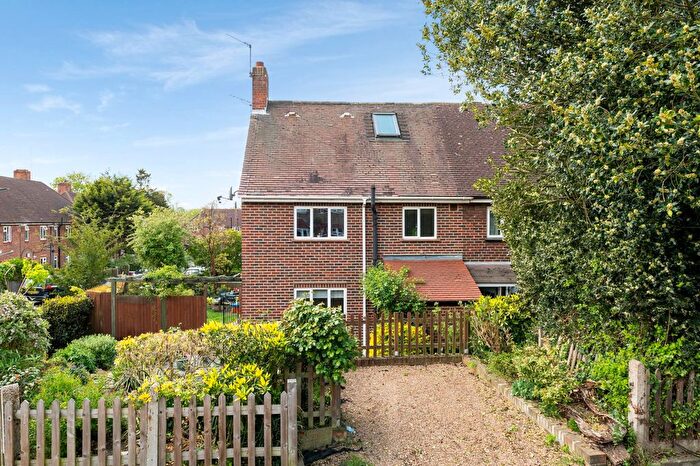 3 Bedroom Property For Sale In Robin Grove, Brentford, TW8