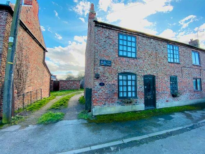 2 Bedroom Cottage For Sale In Cliff Cottages, Spaldington, Goole, DN14