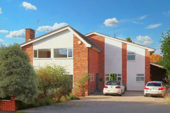 4 Bedroom Detached House To Rent In The Paddocks, Weybridge, Surrey, KT13