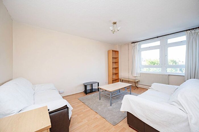 3 Bedroom Maisonette To Rent In Cambridge Heath Road, Bethnal Green, London, E1