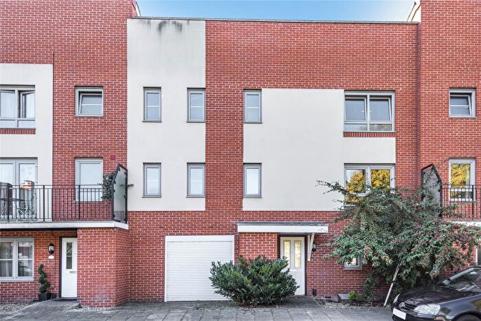 4 Bedroom Terraced House To Rent In Curzon Street, Reading, Berkshire, RG30