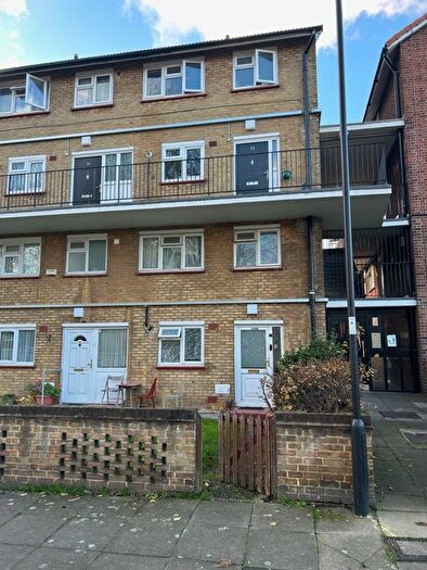2 Bedroom Maisonette For Sale In West Close, London, N9