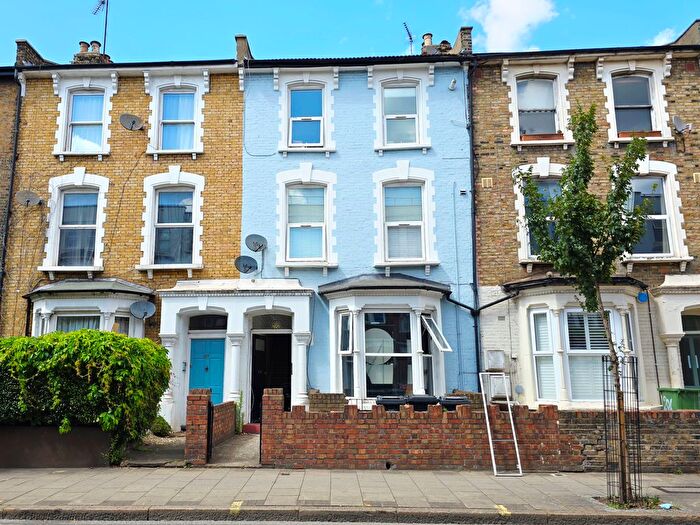4 Bedroom Flat To Rent In Graham Road, London, E8