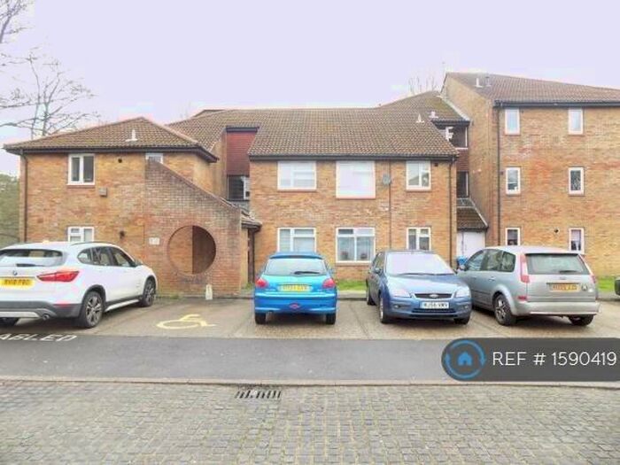 1 Bedroom Flat To Rent In Shire Court, Aldershot, GU11