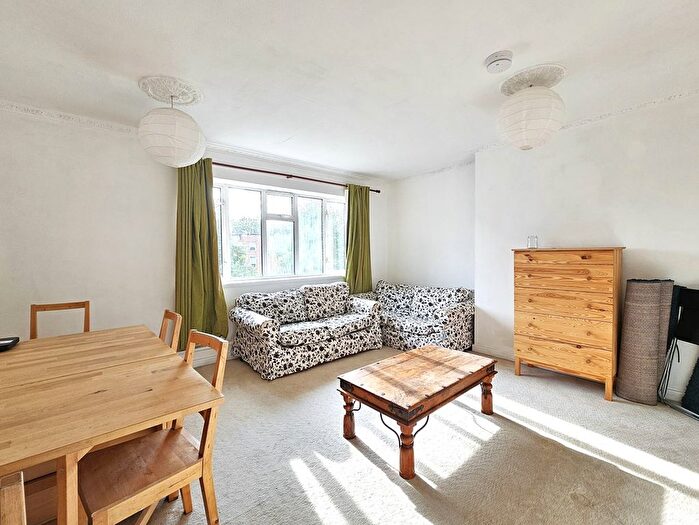 3 Bedroom Flat To Rent In High Road, East Finchley, N2