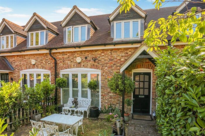 2 Bedroom Barn Conversion For Sale In Church Road, Wallington, SM6