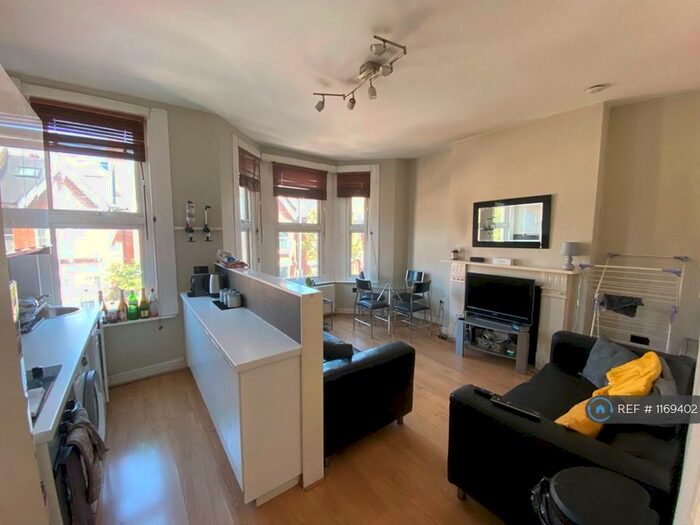 3 Bedroom Flat To Rent In Gaskarth Road, London, SW12