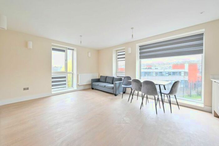 2 Bedroom Flat To Rent In High Street, Hornsey, London, N8