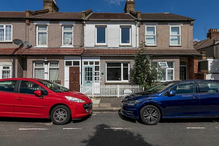 2 Bedroom Terraced House For Sale In North Avenue, London, N18
