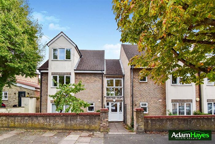2 Bedroom Flat For Sale In Hillside Avenue, Friern Barnet, N11