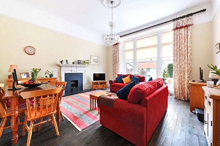 2 Bedroom Flat For Sale In Boyne Park, Tunbridge Wells, Kent, TN4