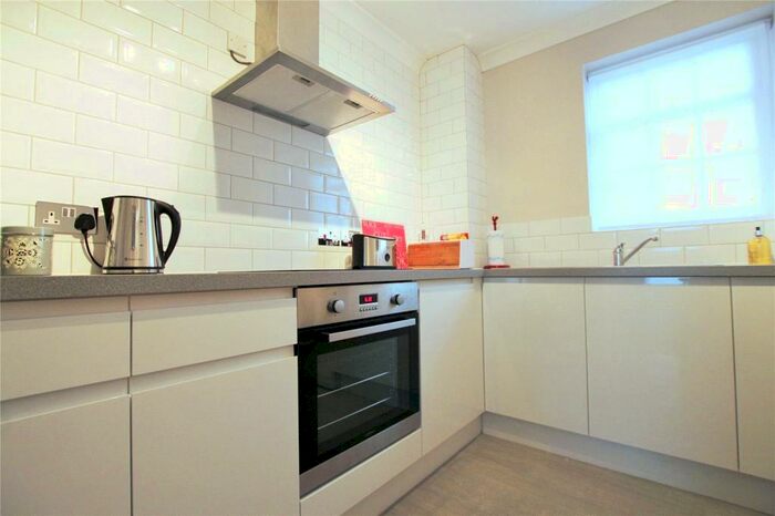 2 Bedroom Flat To Rent In Sheen Lane, East Sheen, London, SW14