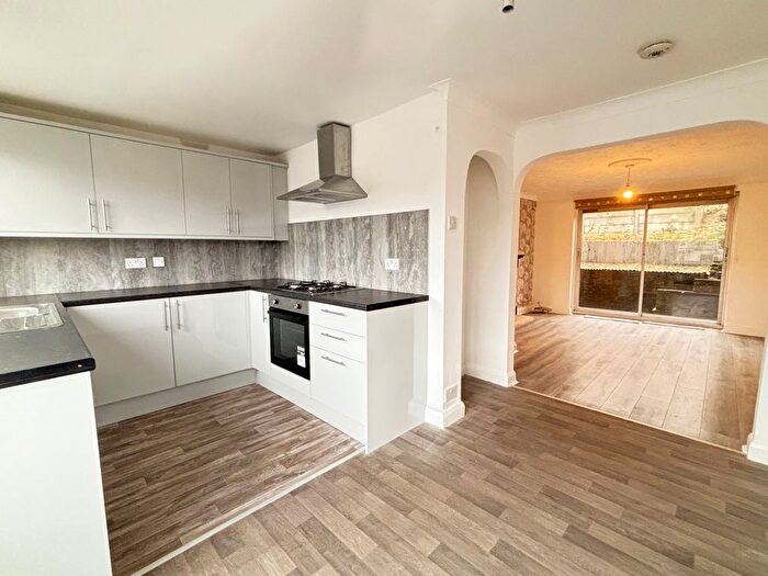 4 Bedroom Town House To Rent In Farm View Road, Rotherham, S61