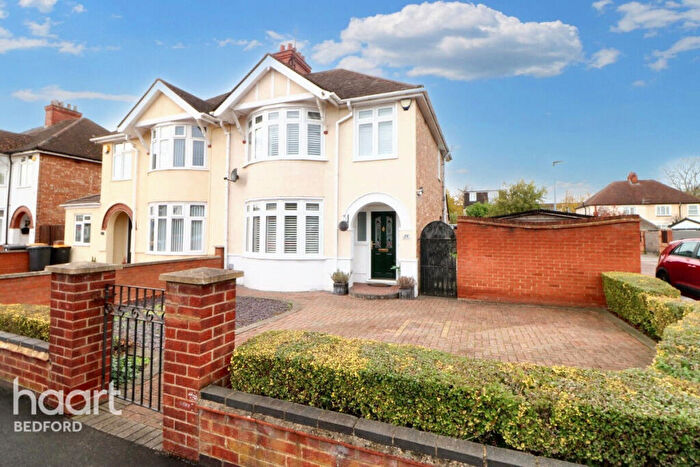 3 Bedroom Semi-Detached House For Sale In Lynton Grove, Bedford, MK42