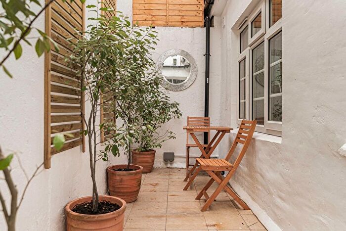 2 Bedroom Flat For Sale In Maude Road, London, SE5