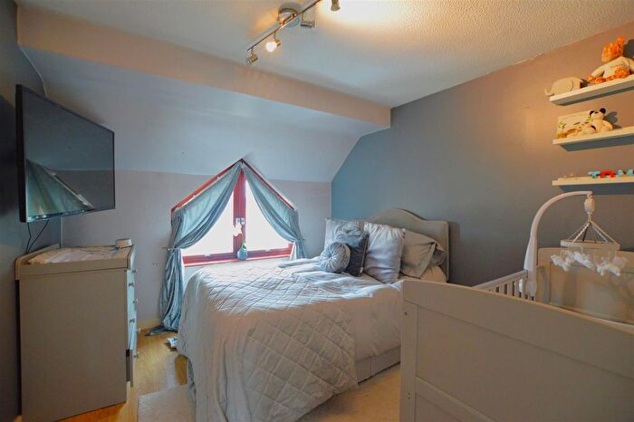 2 Bedroom Flat For Sale In Langtons Meadow, Farnham Common, Slough, SL2