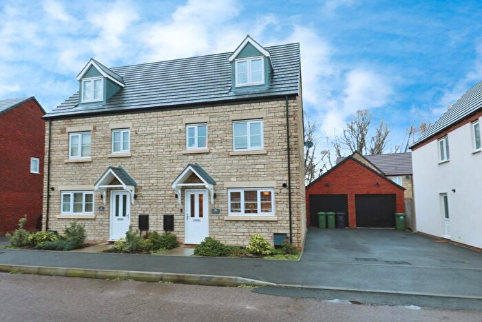 4 Bedroom Semi-Detached House For Sale In Cooper Crescent, Stratford-upon-avon, CV37