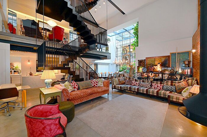 3 Bedroom Detached House To Rent In Leo Yard, Islington, Clerkenwell, London, EC1V
