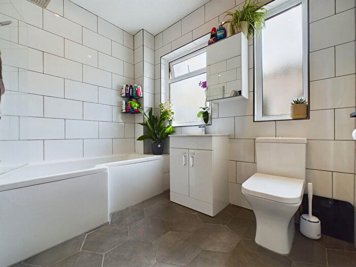 2 Bedroom Flat To Rent In South Street, Lancing, BN15