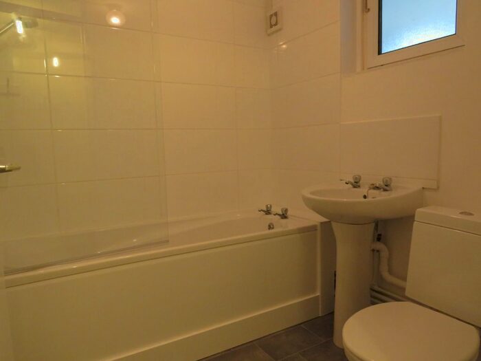 Studio To Rent In Dalewood Gardens, Crawley RH10