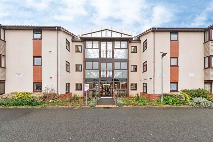 2 Bedroom Flat For Sale In Westbury Lane, Newport Pagnell, MK16