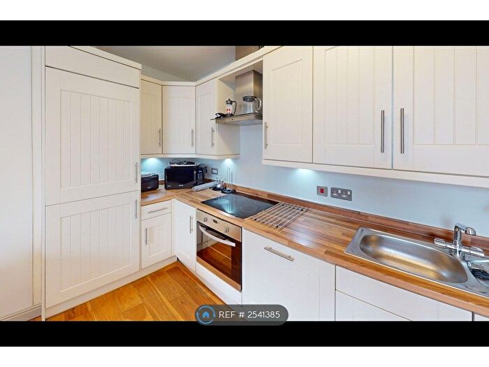 2 Bedroom Flat To Rent In Cabot Mews, Bristol, BS2