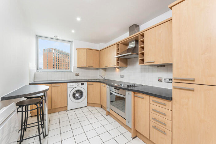 2 Bedroom Flat To Rent In Blackwall Way, Blackwall, E14