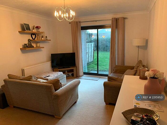 1 Bedroom Flat To Rent In Dolphin Court, Bracknell, RG12