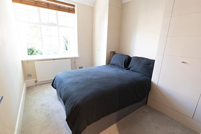 1 Bedroom Flat To Rent In Drayton Gardens, Chelsea, London, SW10