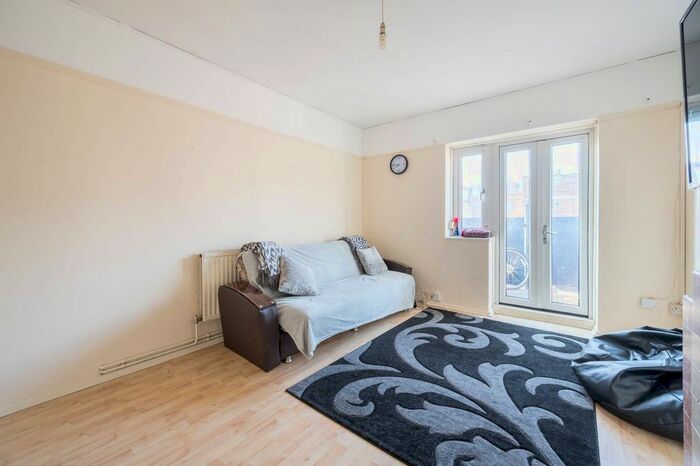 1 Bedroom Flat To Rent In Wickford House, Wickford Street, Bethnal Green, London, E1