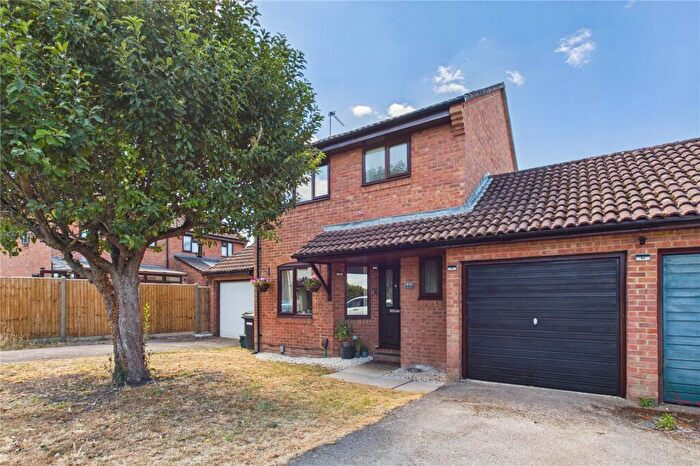 3 Bedroom Link Detached House For Sale In Woodfield Way, Theale, Reading, Berkshire, RG7