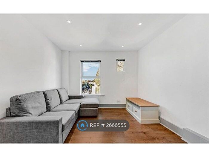 2 Bedroom Flat To Rent In Munster Road, London, SW6