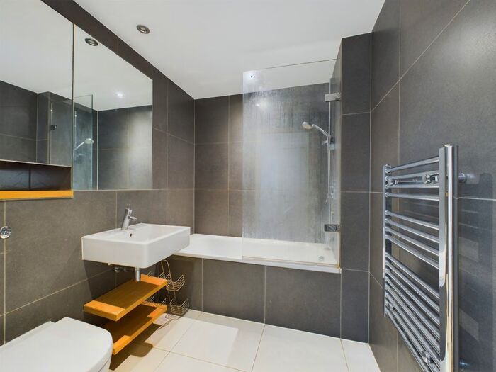 3 Bedroom Flat To Rent In Station Approach, Hayes, UB3