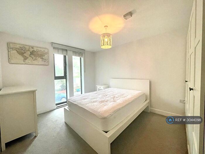 2 Bedroom Flat To Rent In Armidale Place, Bristol, BS6