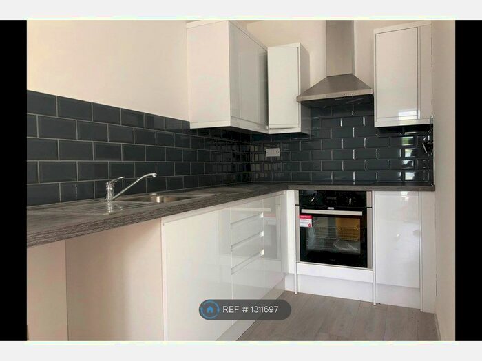 2 Bedroom Flat To Rent In Tooting High Street, London SW17