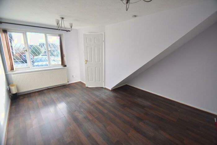 2 Bedroom Terraced House To Rent In Farmbrook, Luton, LU2 - Photo 2